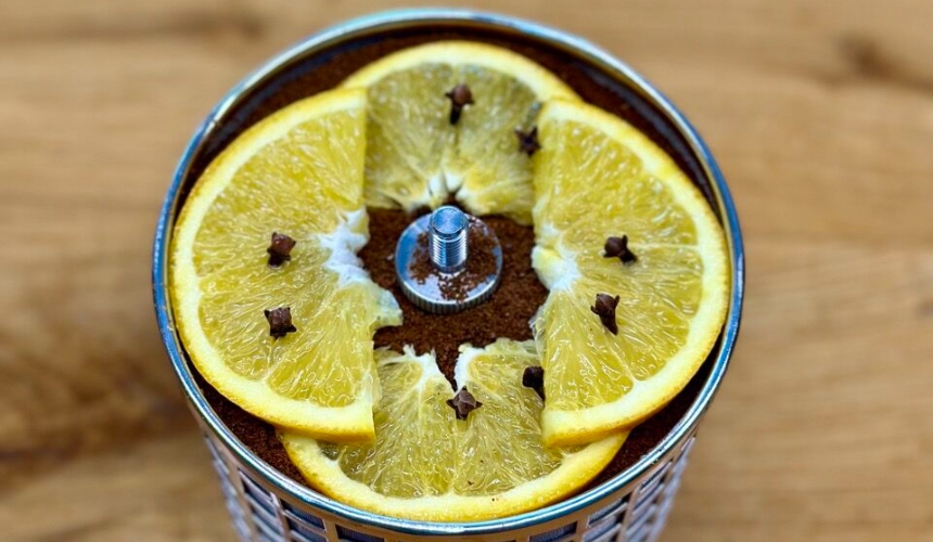 Hardtank's secret to increasing your cold brew extraction yield: The power of controlled agitation 2 The Hardtank's ingredient basket containing lemons and coffee grounds.