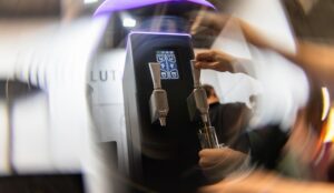 How to serve cold brew coffee with bubbles